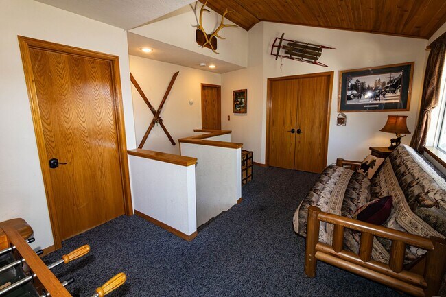 Building Photo - Spacious Three Bedroom located in Moonridge