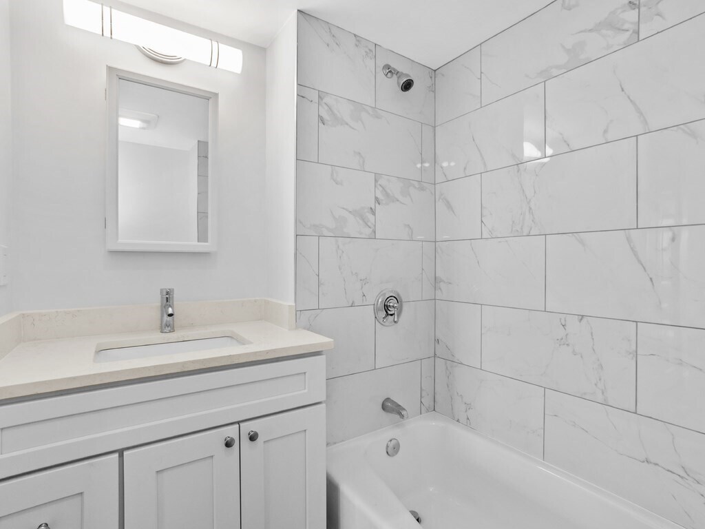 Building Photo - 18 Monument Sq