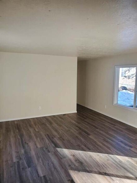 Building Photo - 4001 E Denison-Chattaroy Rd