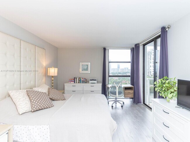 Building Photo - 3701 N Country Club Dr