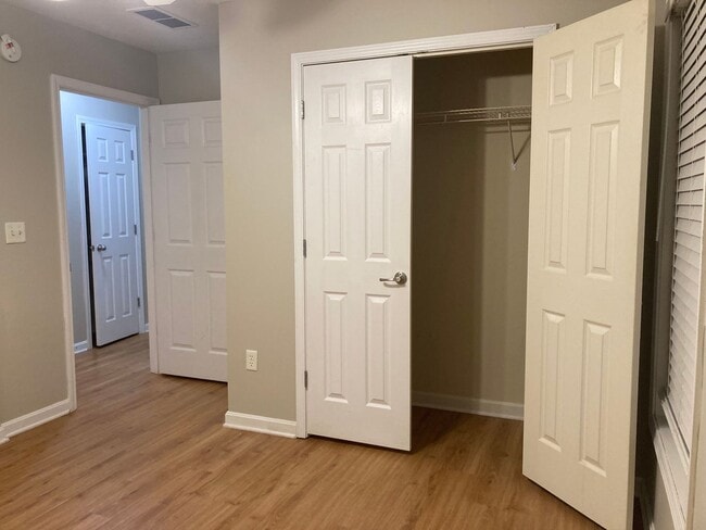 Building Photo - LOCATION LOCATION Location!  Close to Baptist Health Hospital, Shopping, & More