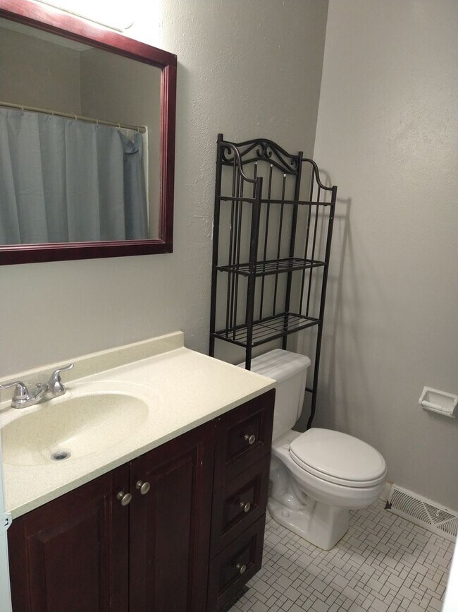 Building Photo - 3 Bedroom 1 & 3/4 Bath Townhouse