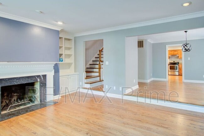 Building Photo - 1229 Llewellyn Ave