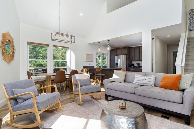 Building Photo - Candler Rental!