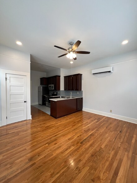 Building Photo - 516 E 8th St