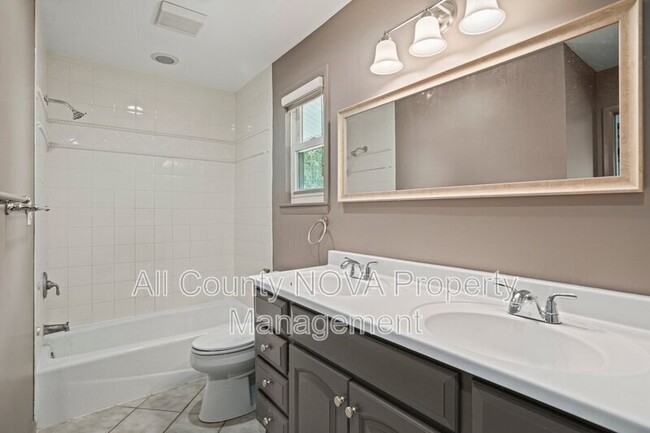 Building Photo - 6428 Earlham Dr