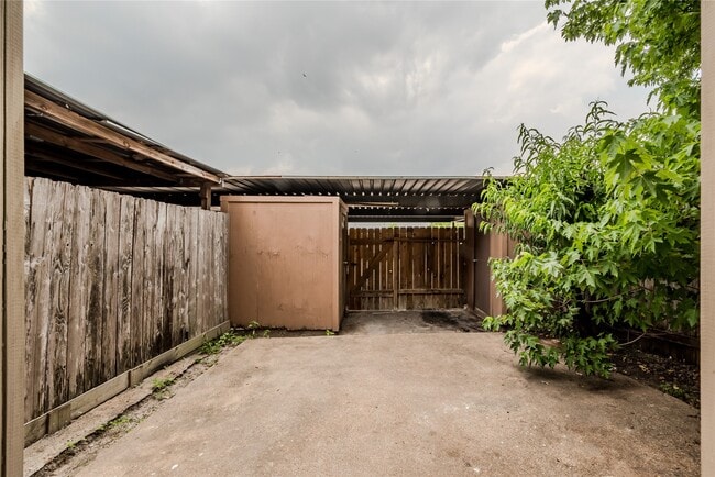 Building Photo - 1803 Country Village Blvd