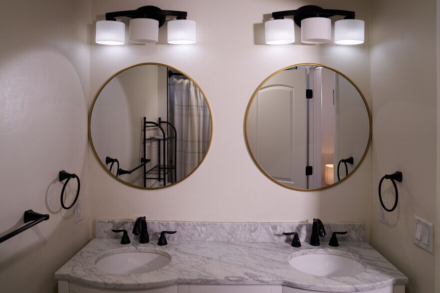 Building Photo - 46705 Washington St