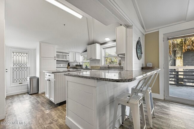 Building Photo - 187 19th St N