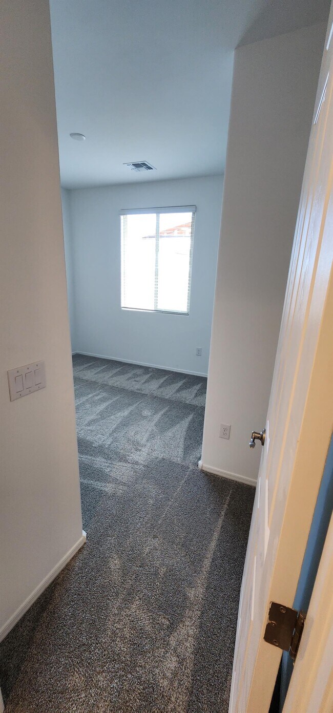 Building Photo - 7822 S Wolf Creek Dr