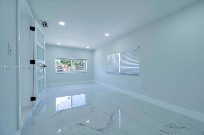 Building Photo - 921 NW 30th Ct