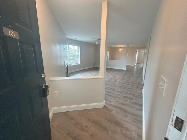 Building Photo - First floor 2 bedroom/2 bathroom condomini...
