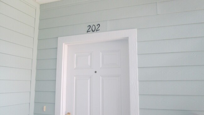 Building Photo - 8226 Green Parrot Rd