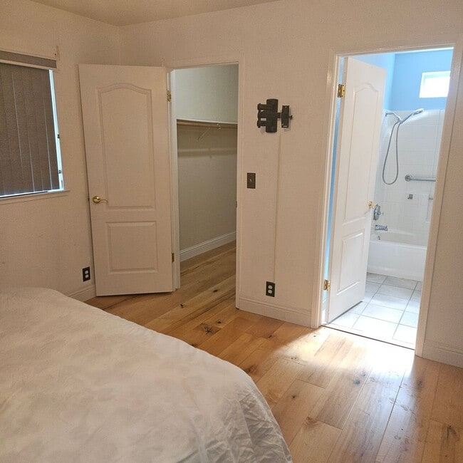 Building Photo - Spacious Open Floor Plan Close to Schools ...