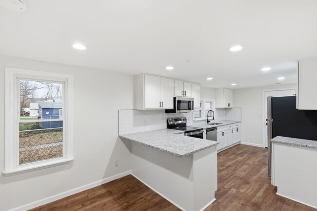 Building Photo - Fully Updated 2-Bed with Modern Finishes