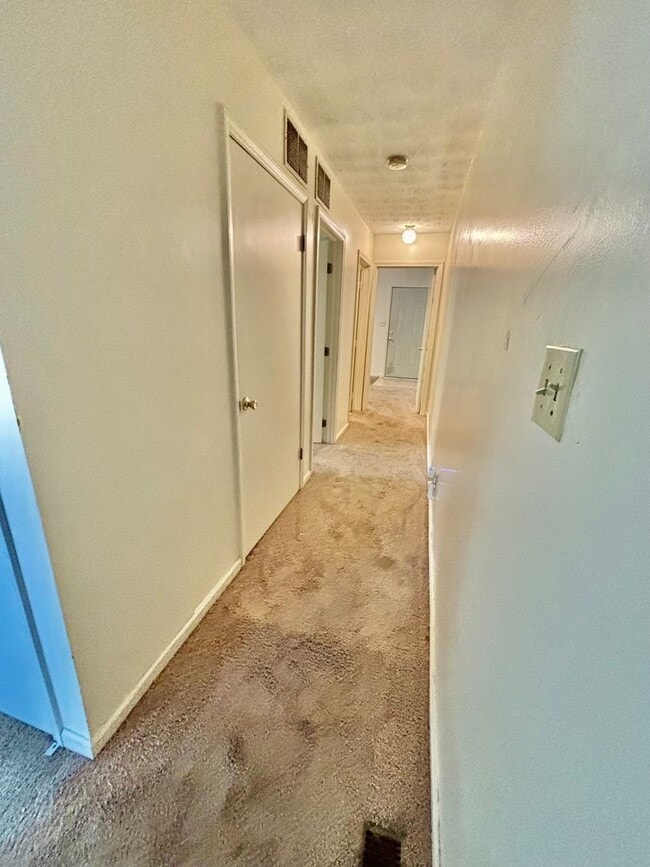 Building Photo - 2 Bedroom Near Law School!