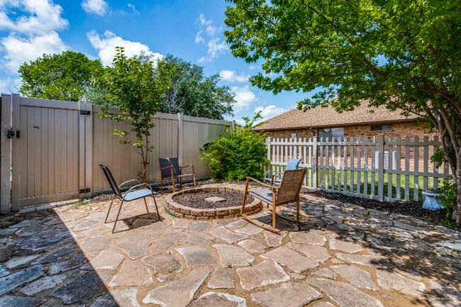 Building Photo - 105 Douglas Dr