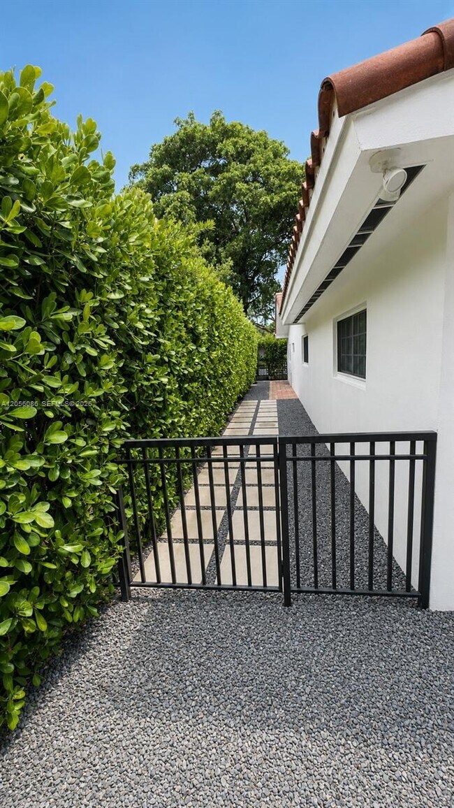 Building Photo - 614 San Juan Dr