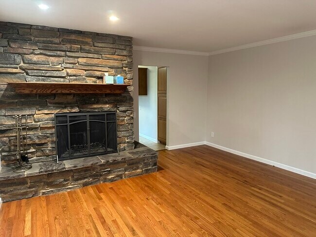Building Photo - 3 Bedroom 2 Bathroom in Parkway North School District!