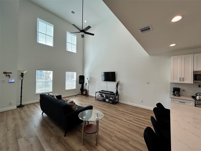 Building Photo - 12011 Rockview Dr