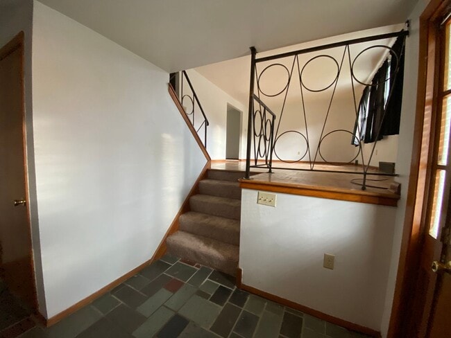 Building Photo - Large 4 Bedroom House, Franklin Regional S...