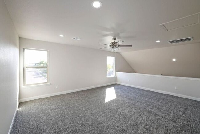 Building Photo - 7629 Woodford Ave