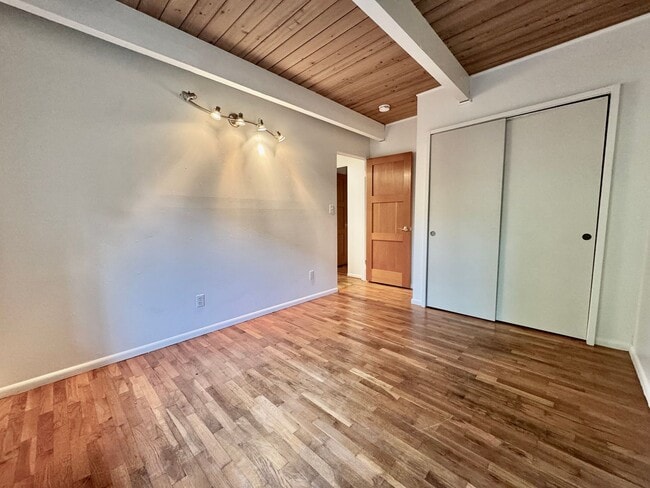 Building Photo - Mid-Century Gem near Meadowbrook Park!
