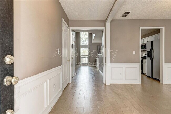 Building Photo - 2540 Alvecot Cir SE