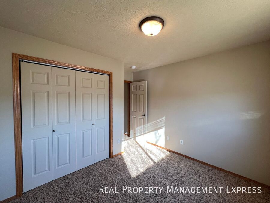Building Photo - 3 Bedroom 2 Bathroom Townhome in SW Sioux Falls
