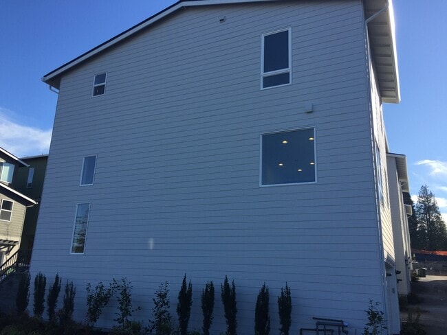 Building Photo - Newer Townhouse in Lake Forest Park!
