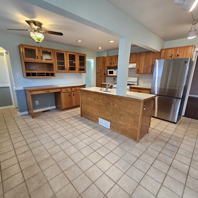 Building Photo - 3-Bedroom Home with 2 Full Baths in Prime ...