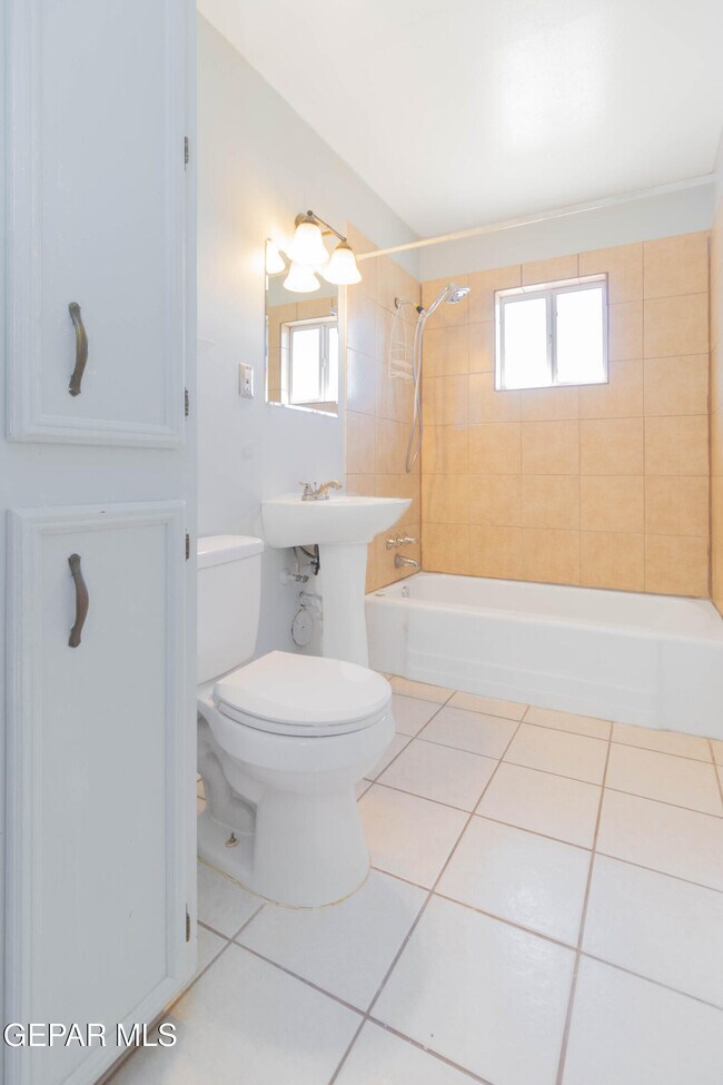 Building Photo - 451 Borrett St