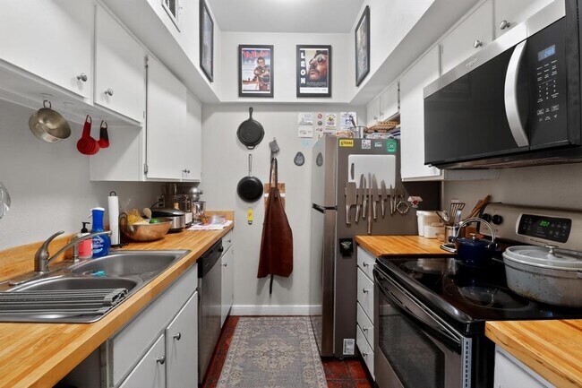 Building Photo - 1217 1/2 W 39th St