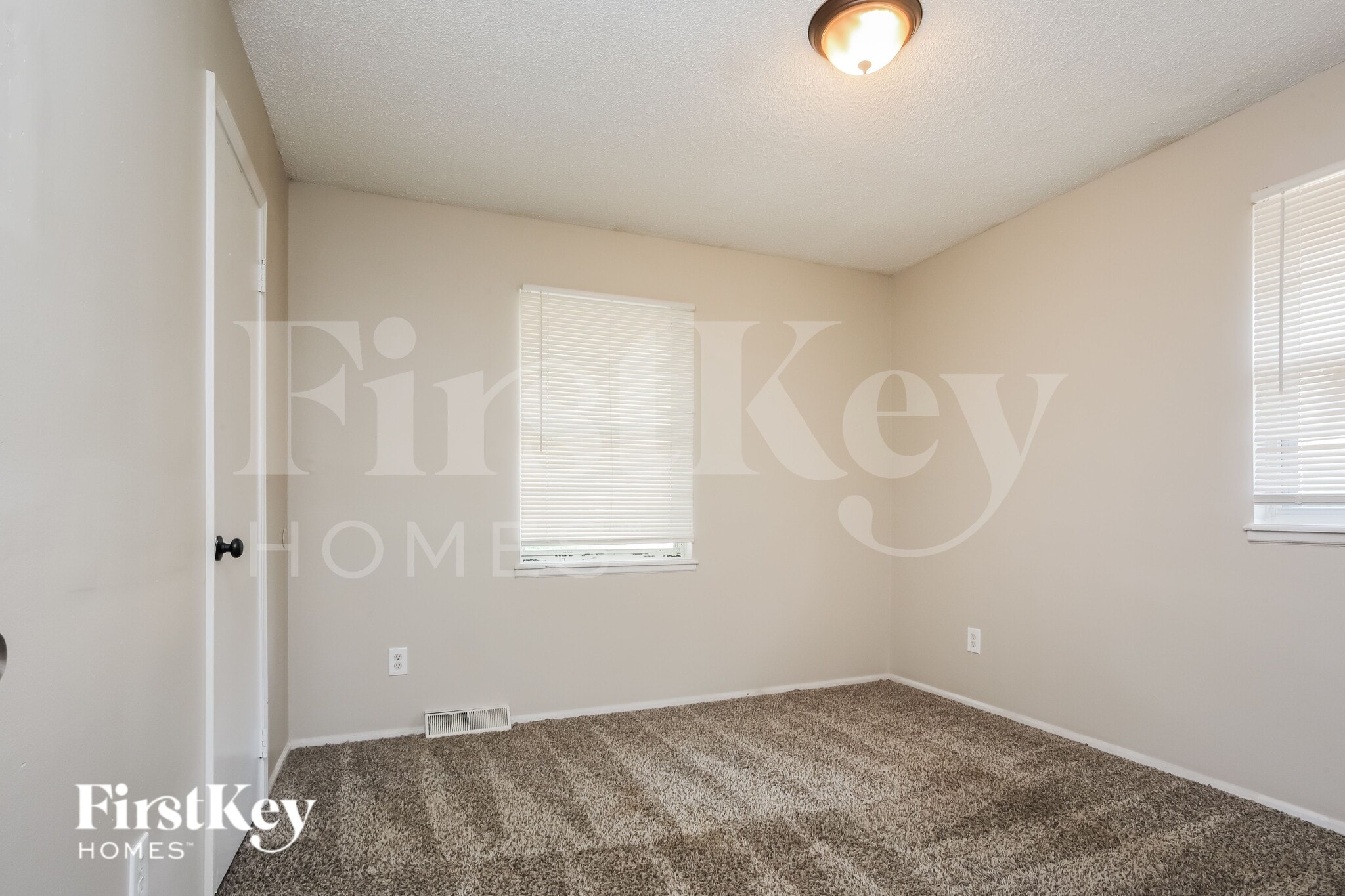 Building Photo - 706 N Redwood Dr