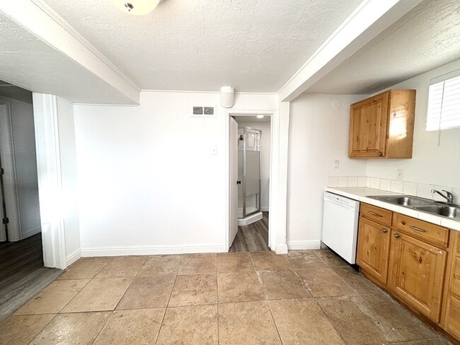 Building Photo - 119 E Leslie Ave