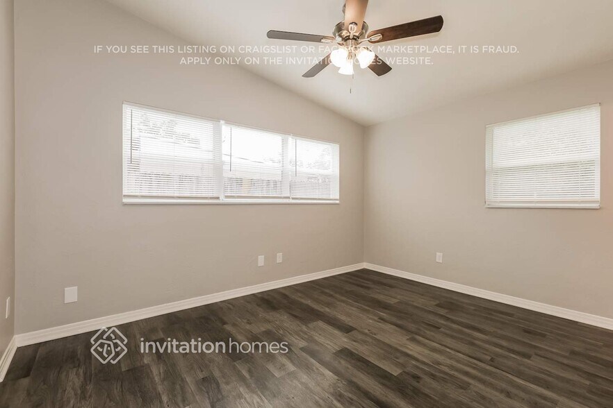 Building Photo - 813 E River Dr