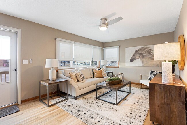 Building Photo - Gorgeous 2 bedroom 1 bathroom house!