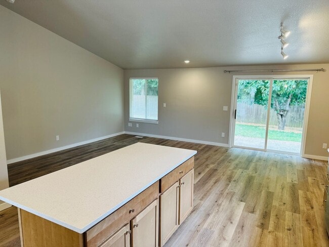 Building Photo - 710 SE 135th Ct