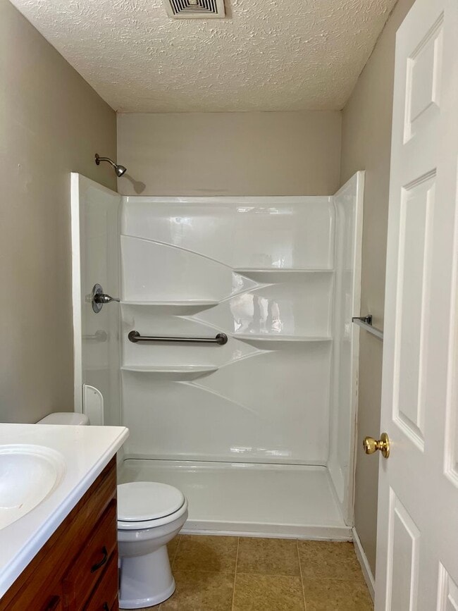 Building Photo - AVAILABLE NOW! 2 Bedroom Home on Main Street!