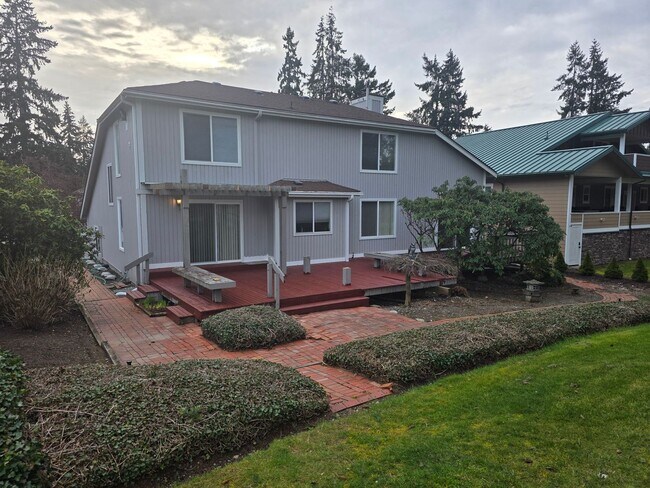 Building Photo - Twin Lakes life on a golf course -4 level home -  4 bedroom 2.5 bathroom with 2 car garage - Move...
