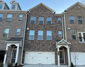 Building Photo - 4 BEDROOM TOWNHOME IN CHAMBLEE!
