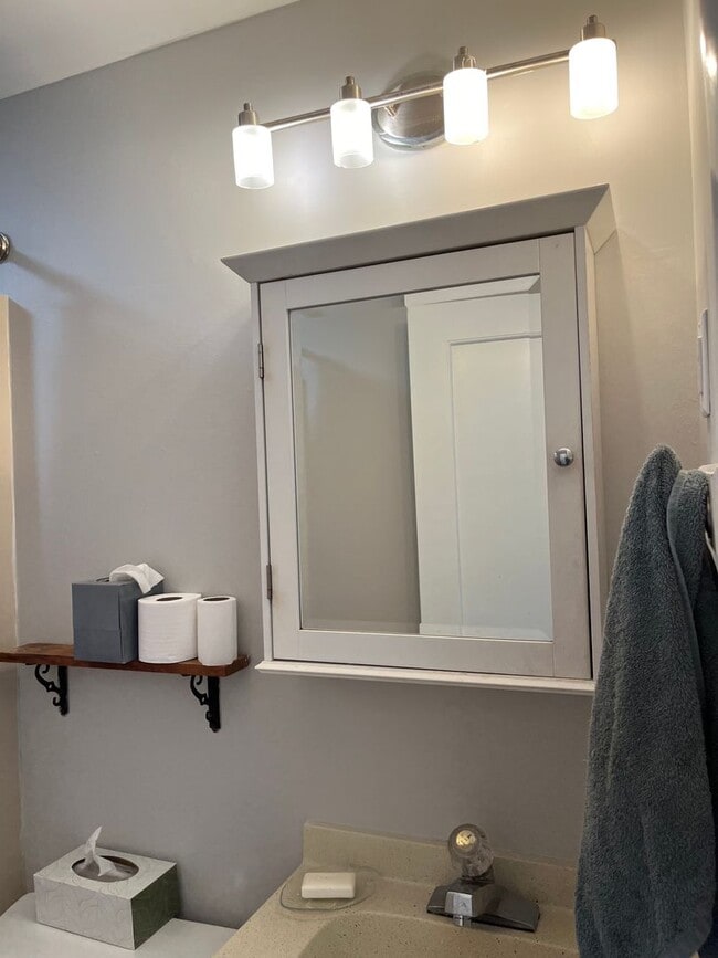 Building Photo - Three Bedroom Cape for Rent in Great Portland Neighborhood!