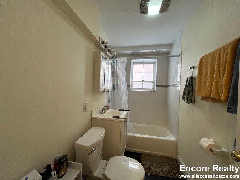 Building Photo - 1559 Beacon St