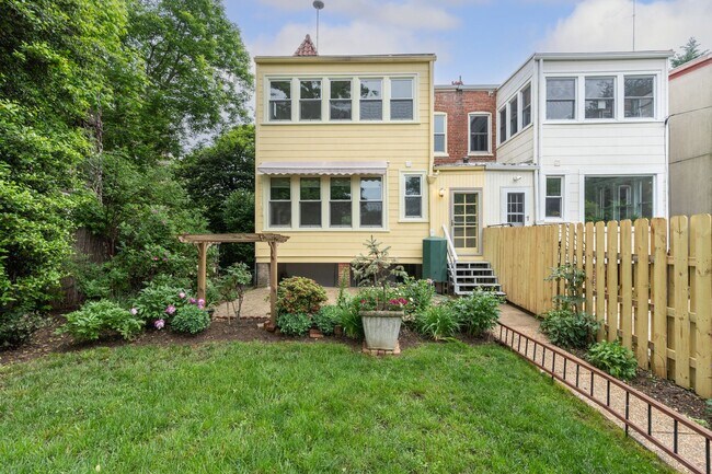 Building Photo - Charming Townhome | 5 Bed | 3.5 Bath | 2,400 Sf | Covered Front Porch & Large Fenced-In Backyard ...