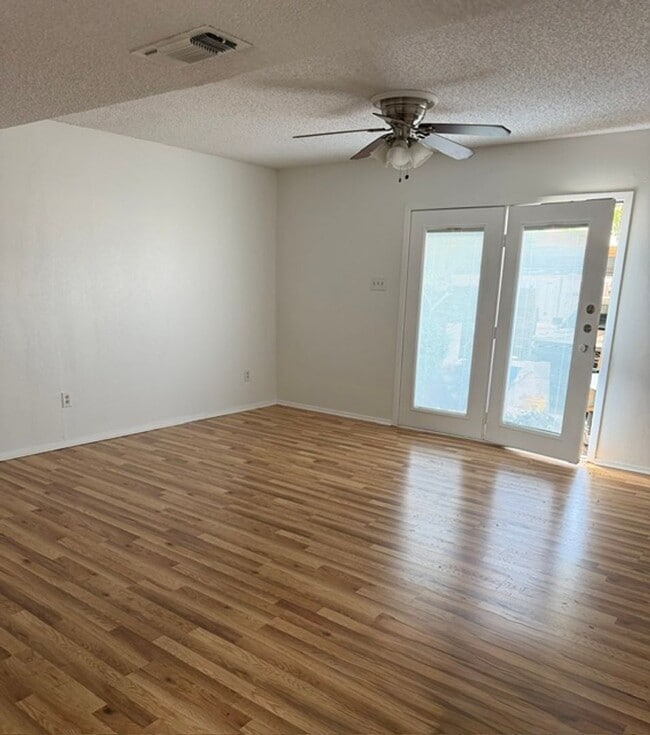 Building Photo - Centrally Located 2 Bedroom Unit