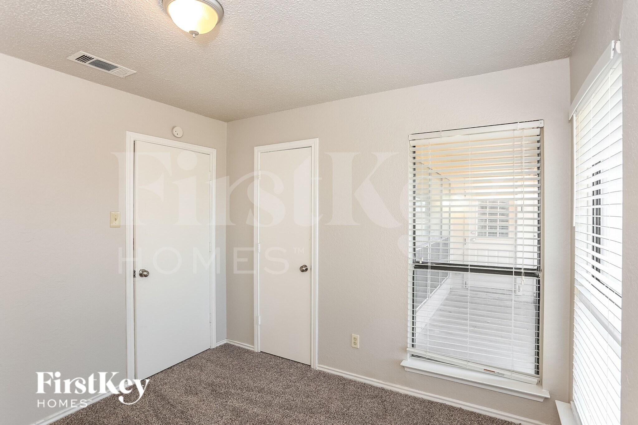 Building Photo - 2321 Lakeshore Ln