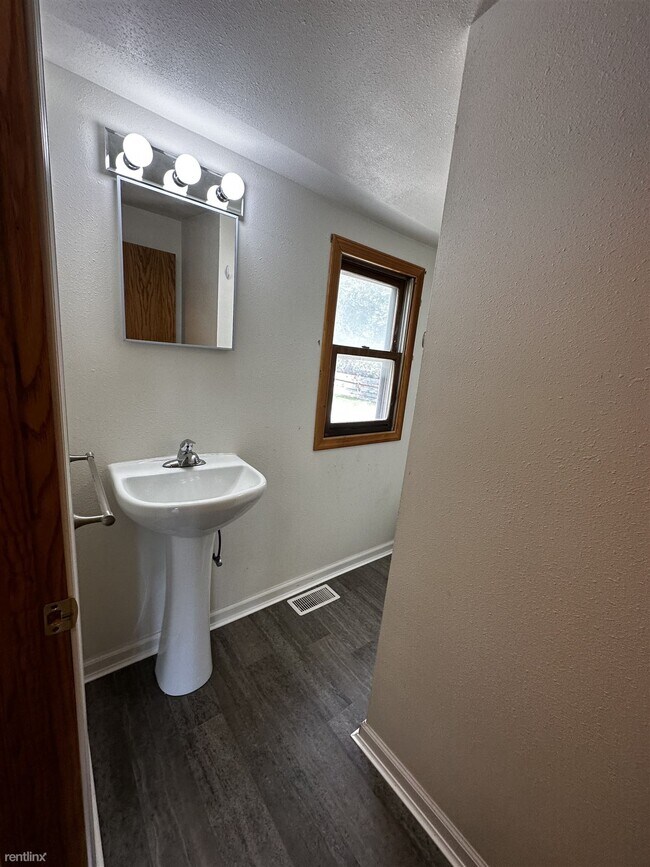 Building Photo - 2 br, 1 bath House - 2710 West Rapid Street