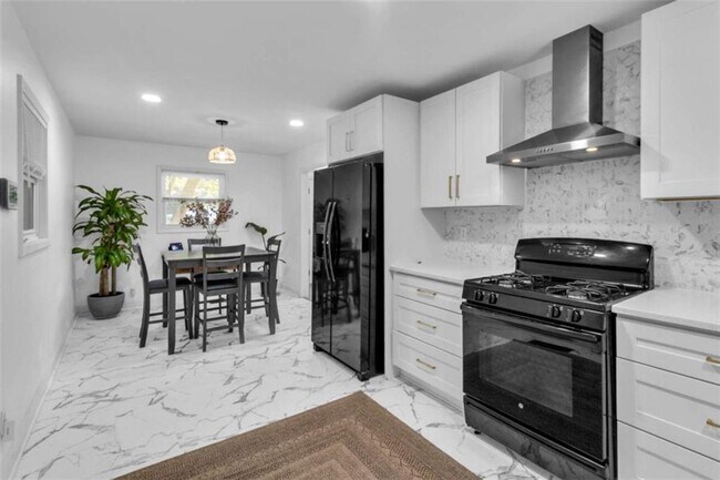 Building Photo - 610 Oriole Dr SE