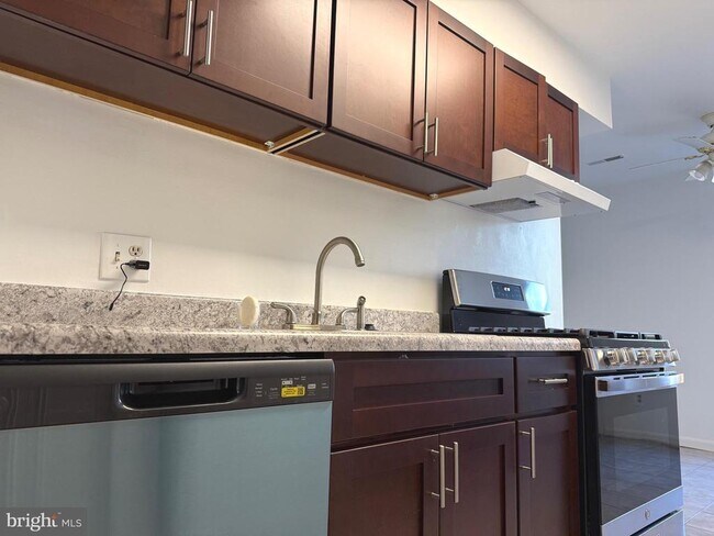 Building Photo - 3300 Woodburn Village Dr