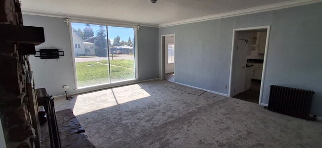 Building Photo - Spacious 4 Bedroom Stand Alone Home Near t...